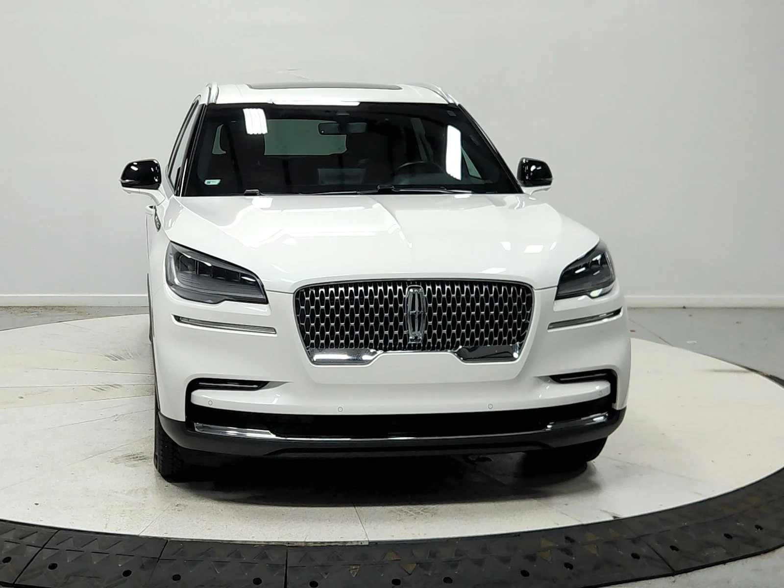 Used 2023 Pristine White Lincoln Reserve image 3