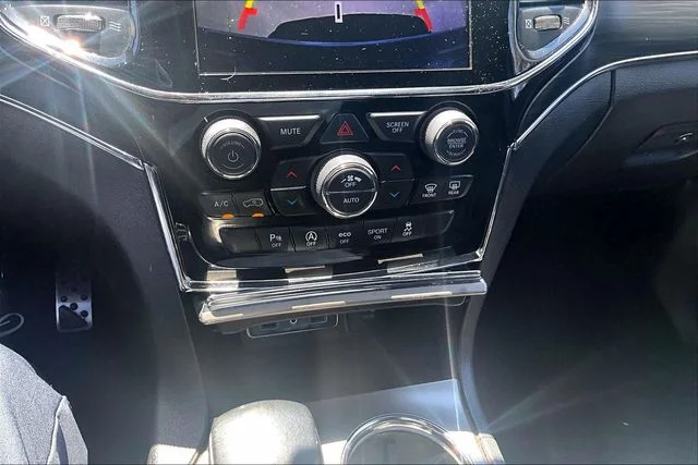 Used 2019 Diamond Black Jeep Limited image 33