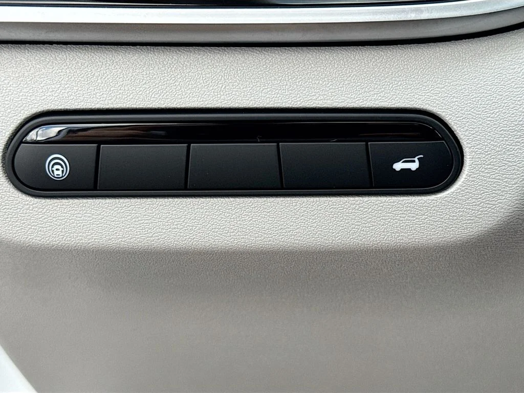 New 2027 RADIANT WHITE INFINITI Pure FWD image 10