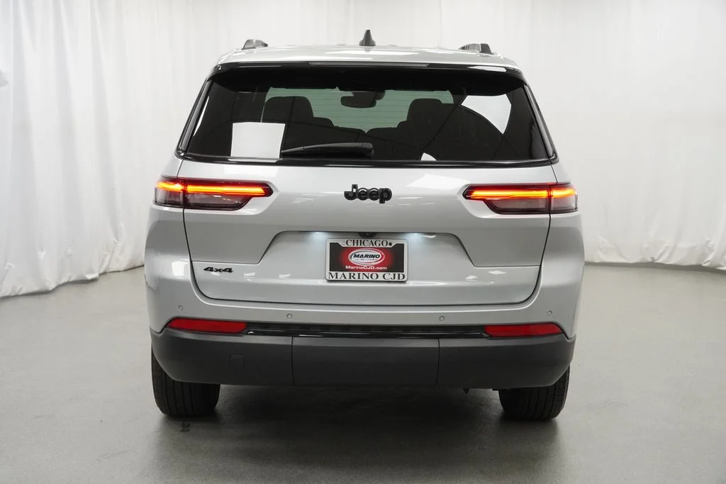 Used 2024 Silver Jeep Altitude X image 10