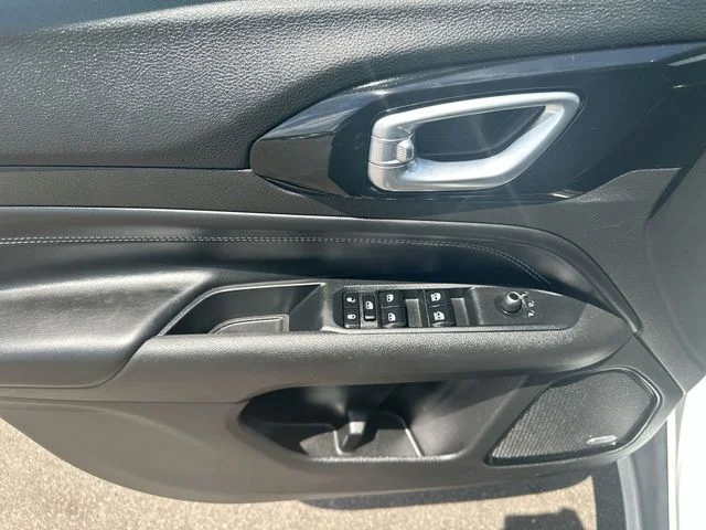 Used 2023 White Jeep Latitude image 15