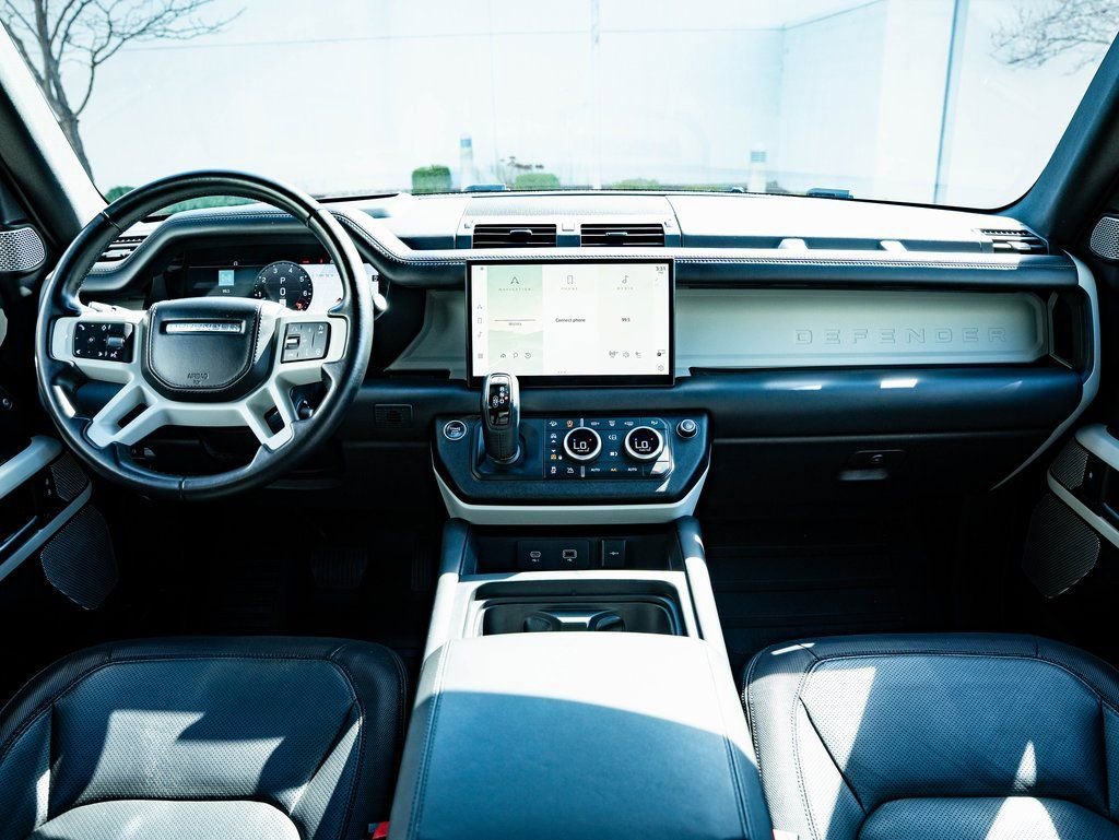 Used 2023 Black Land Rover X-Dynamic SE image 31