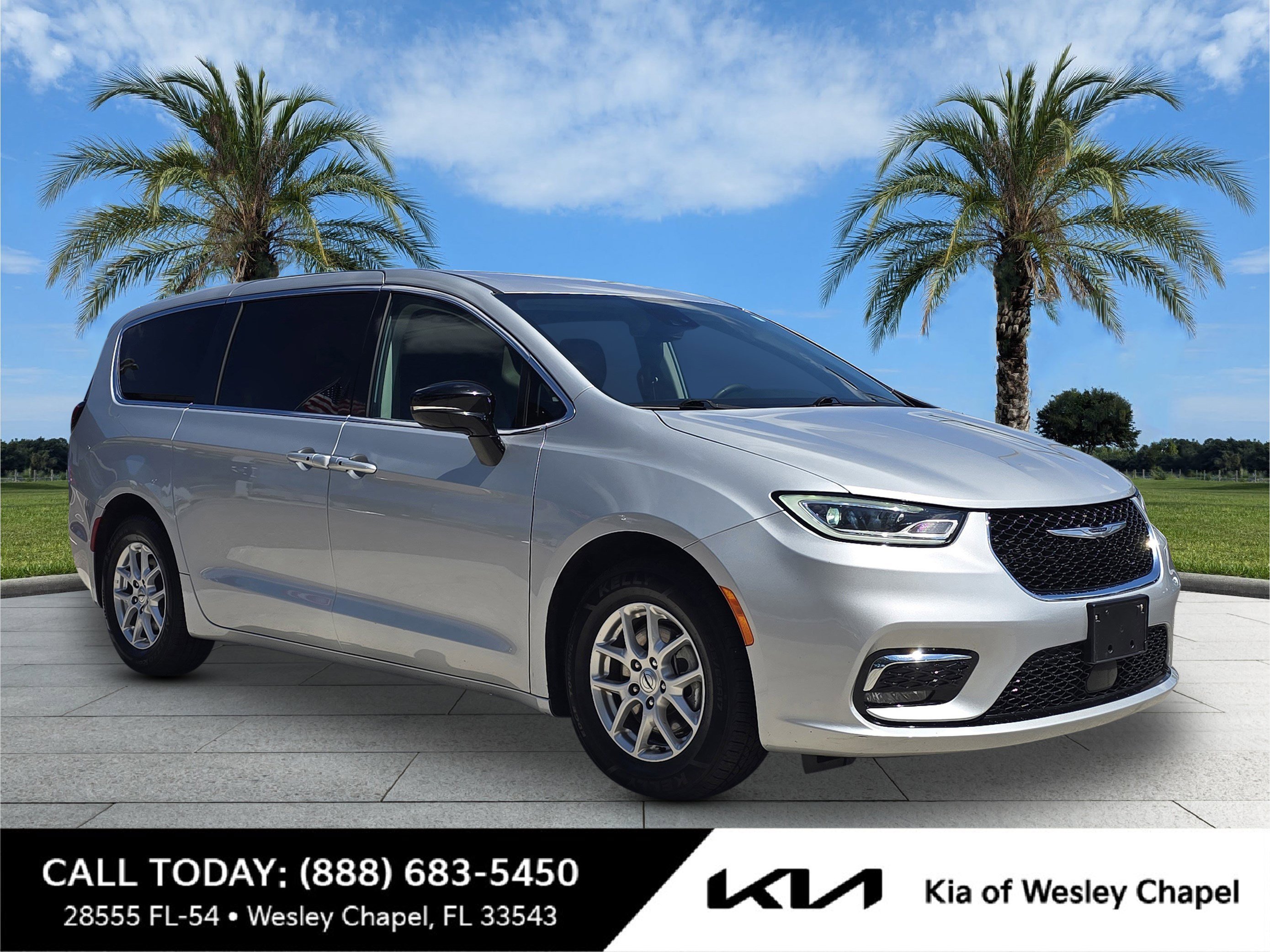 2024 Chrysler Pacifica Touring L's photo