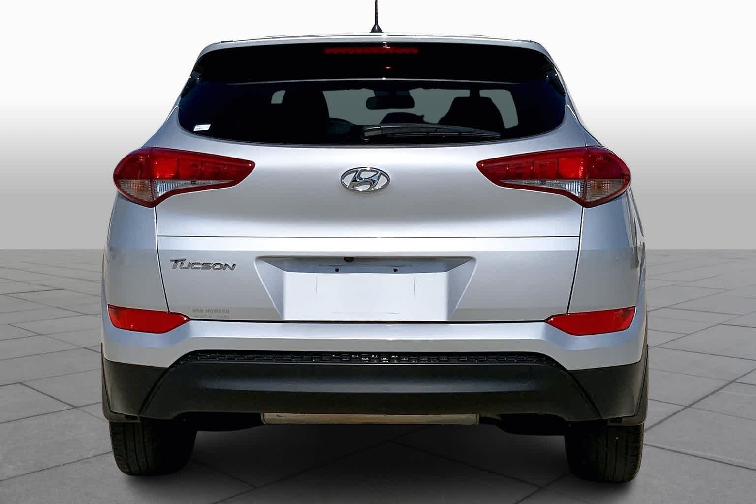 Used 2018 Molten Silver Hyundai SE image 4