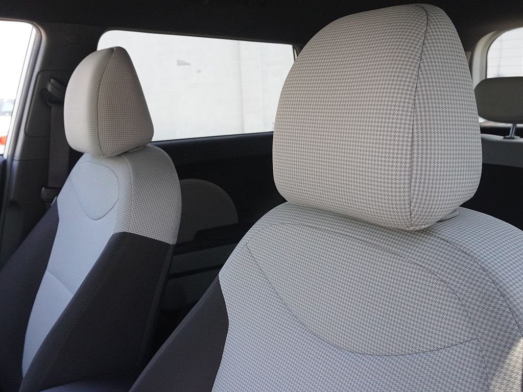Used 2018 White Kia Base image 17