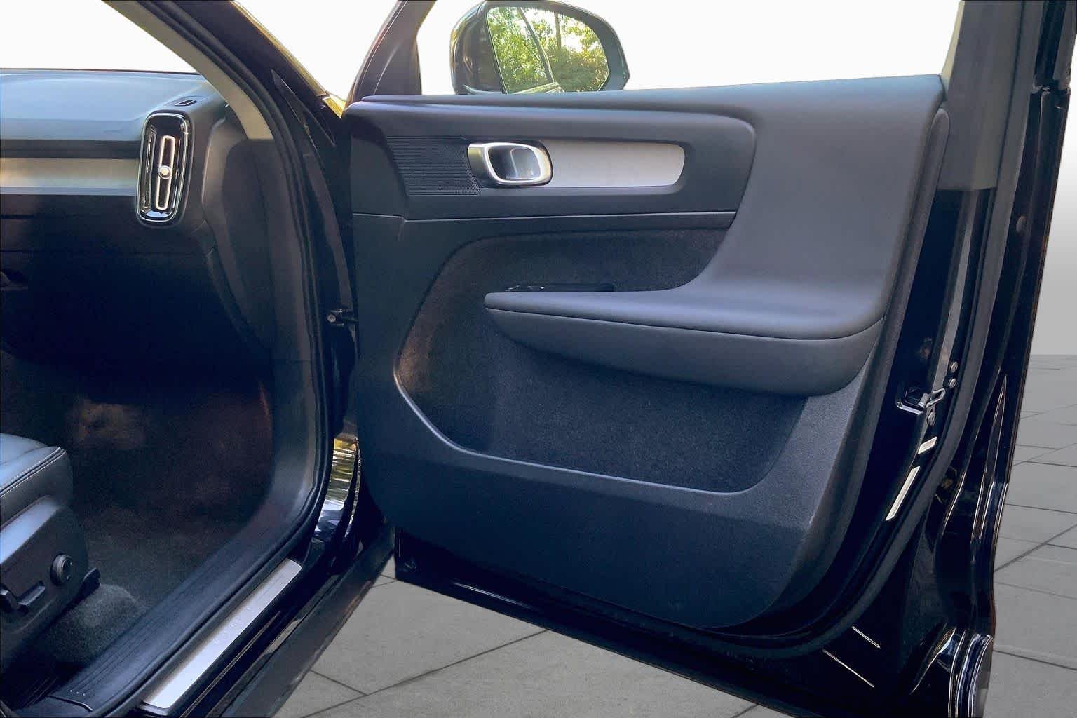 Used 2024 Onyx Black Metallic Volvo Plus Bright Theme image 22