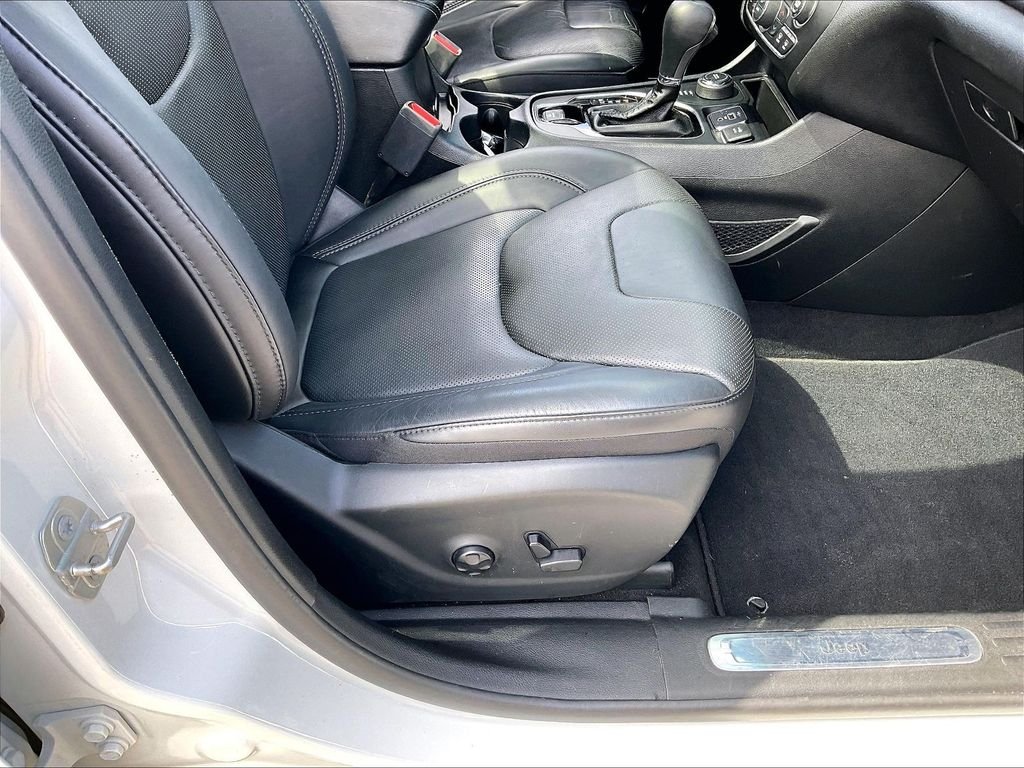 Used 2019 Bright White Clearcoat Jeep Limited image 36