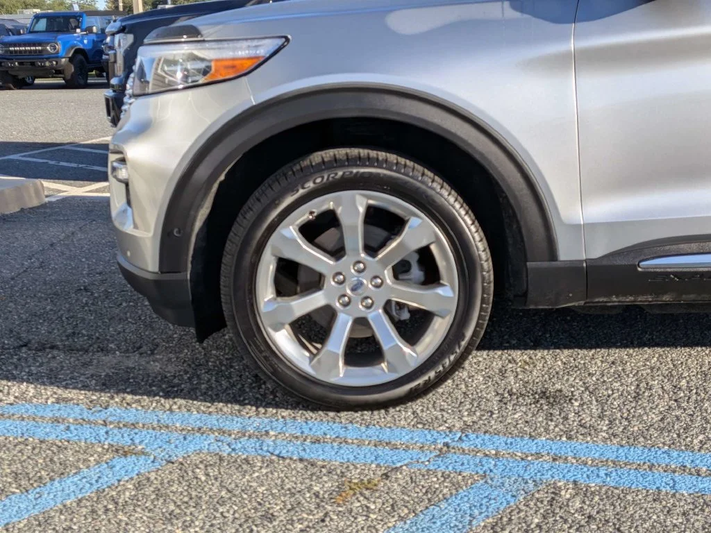 Used 2020 Silver Metallic Ford Platinum image 9