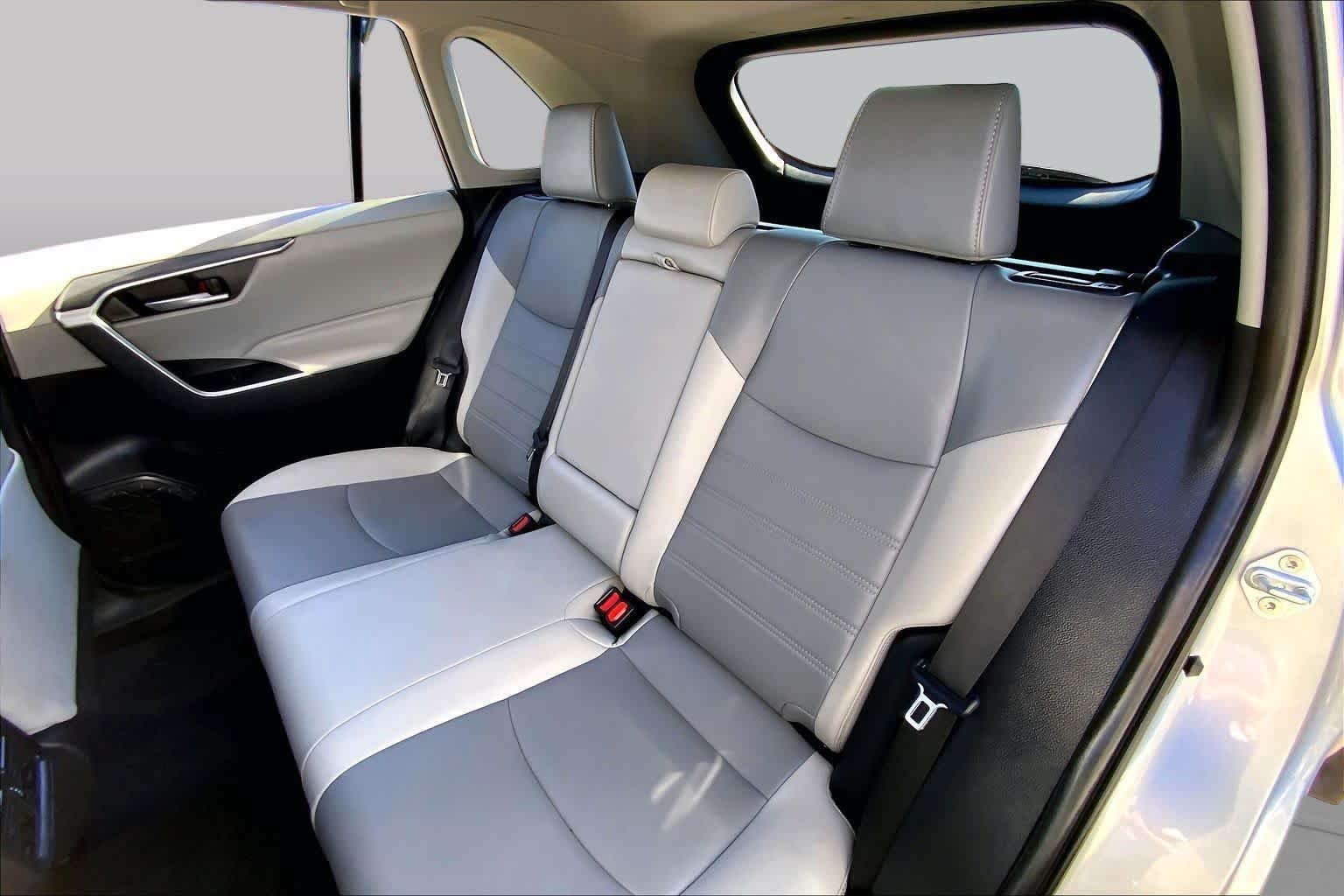 Used 2024 Silver Sky Metallic Toyota XLE Premium image 21