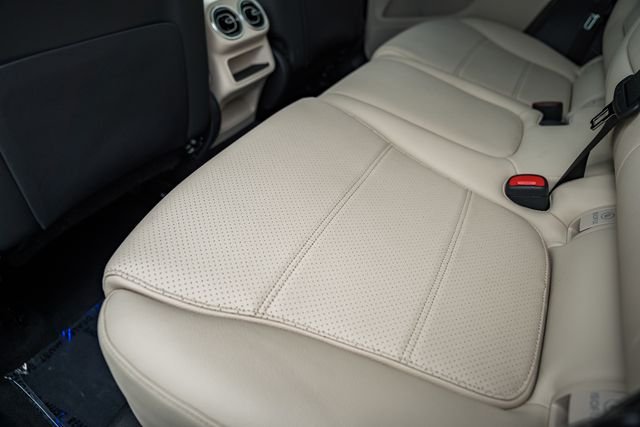 Used 2023 Polar White Mercedes-Benz GLC 300 image 31