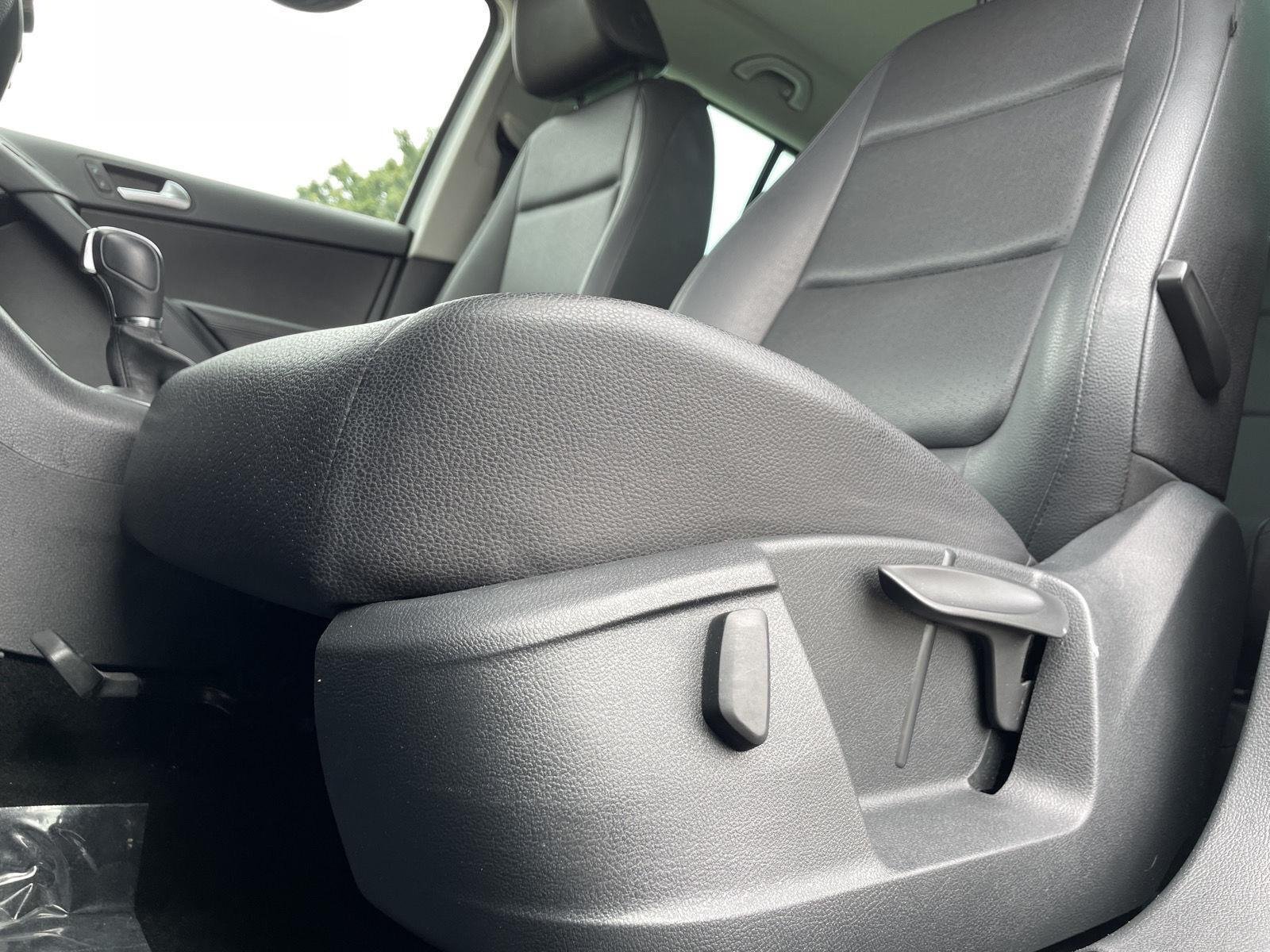 Used 2014 Pepper Gray Metallic Volkswagen SE image 22