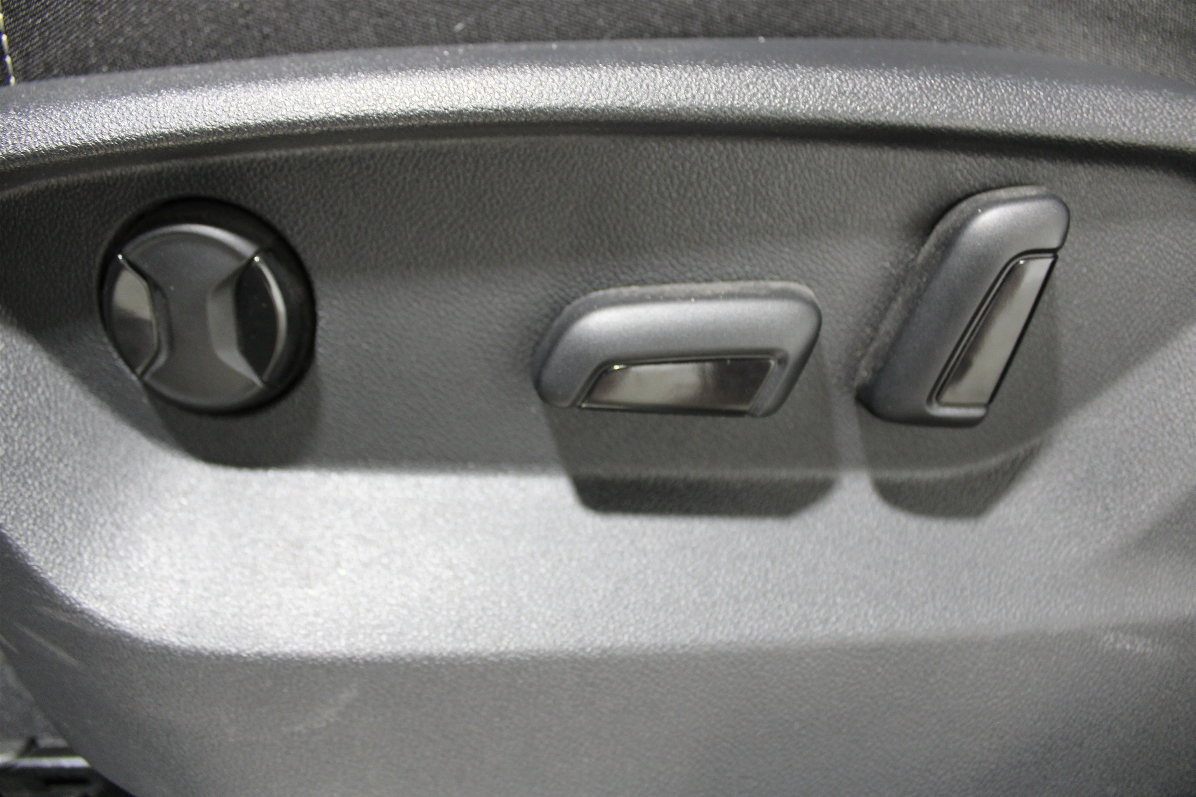 Used 2025 Silver Volkswagen 2.0T SE w/Technology image 4