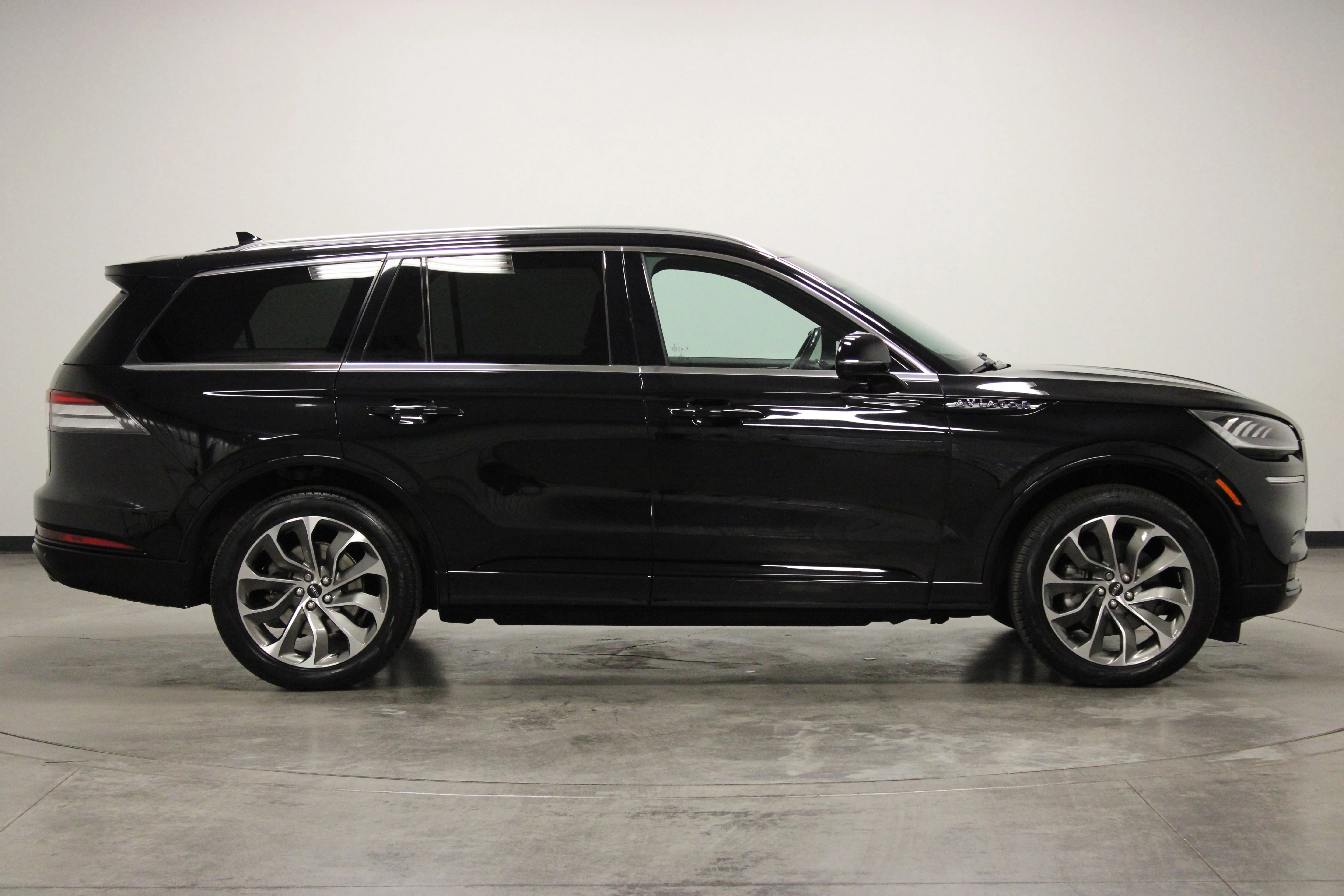 Used 2023 Black Metallic Lincoln Grand Touring image 9