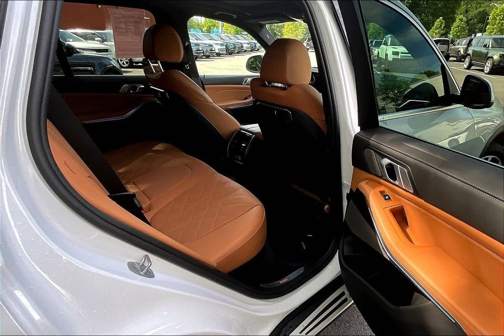 Used 2025 White BMW xDrive40i image 29