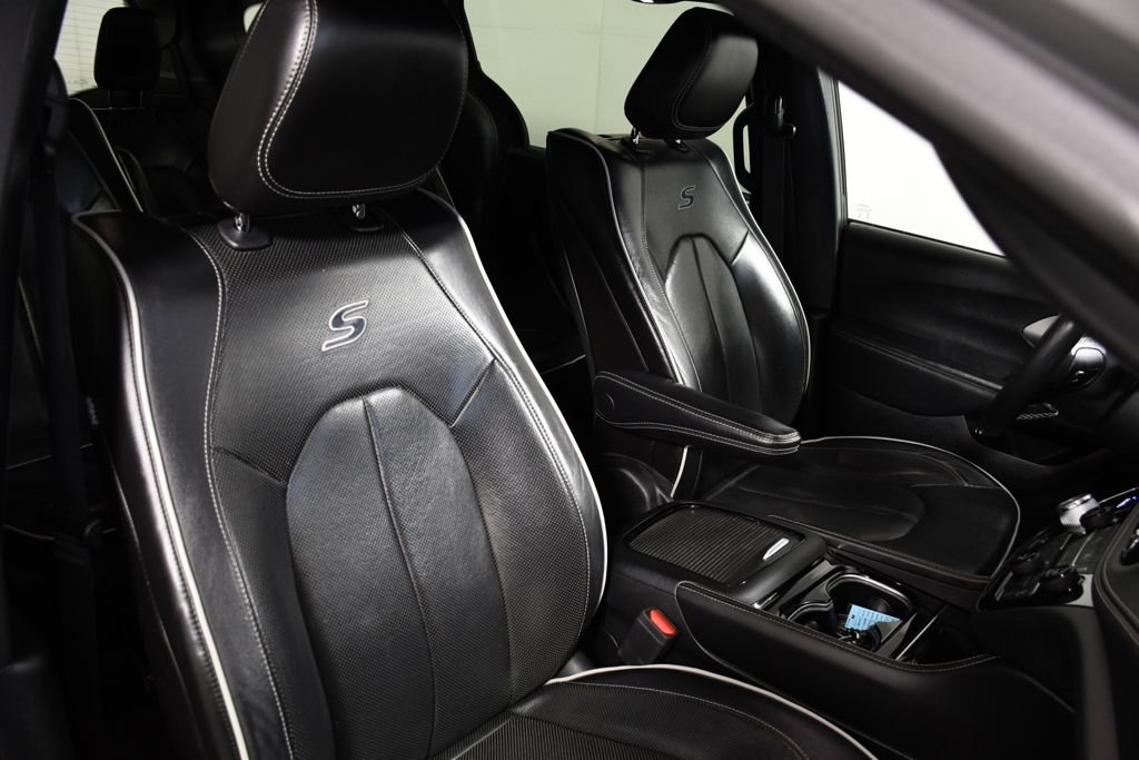 Used 2022 Ceramic Gray Clearcoat Chrysler Limited image 20