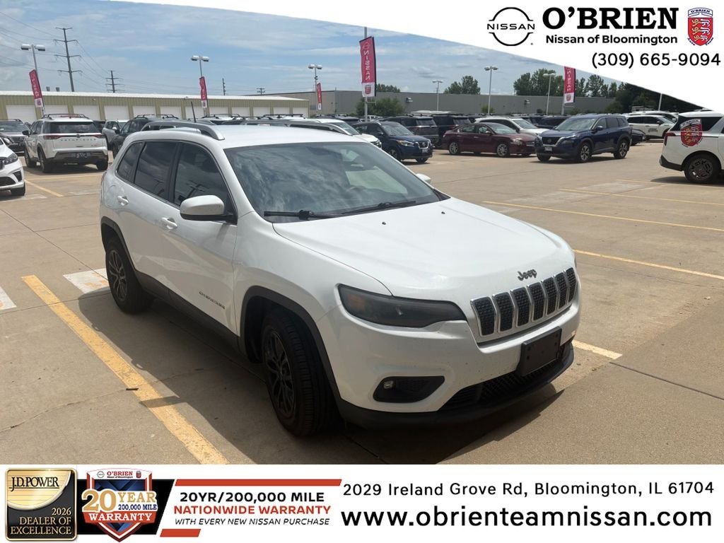 Used 2019 Bright White Clearcoat Jeep Latitude image 1