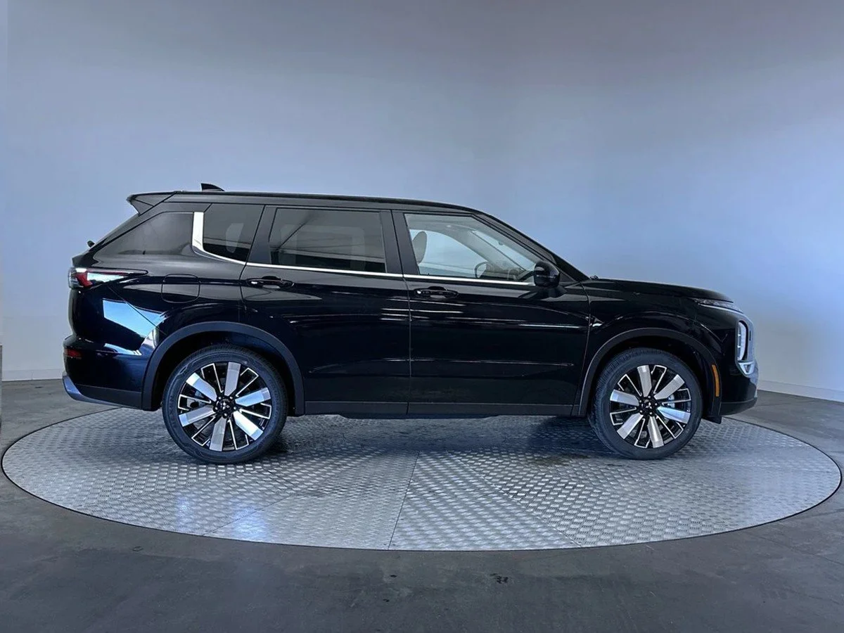 New 2026 Labrador Black Pearl Mitsubishi SE image 10