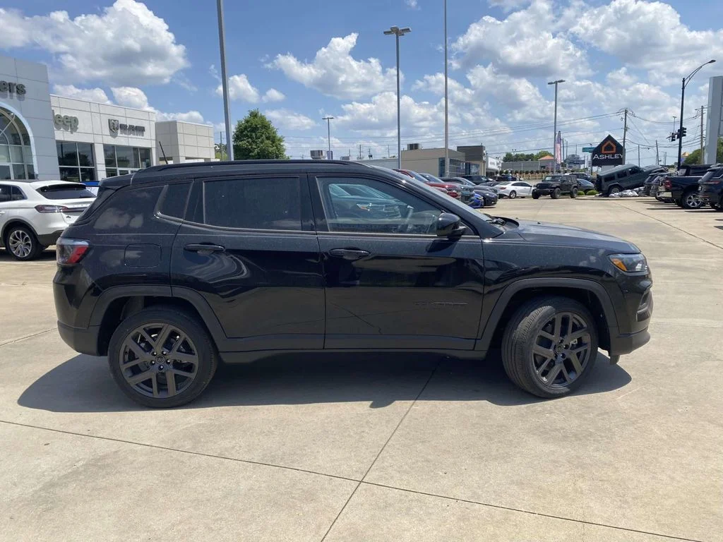 New 2026 Diamond Black Crystal Pearl-Coat Exterior Paint Jeep Latitude Altitude image 7