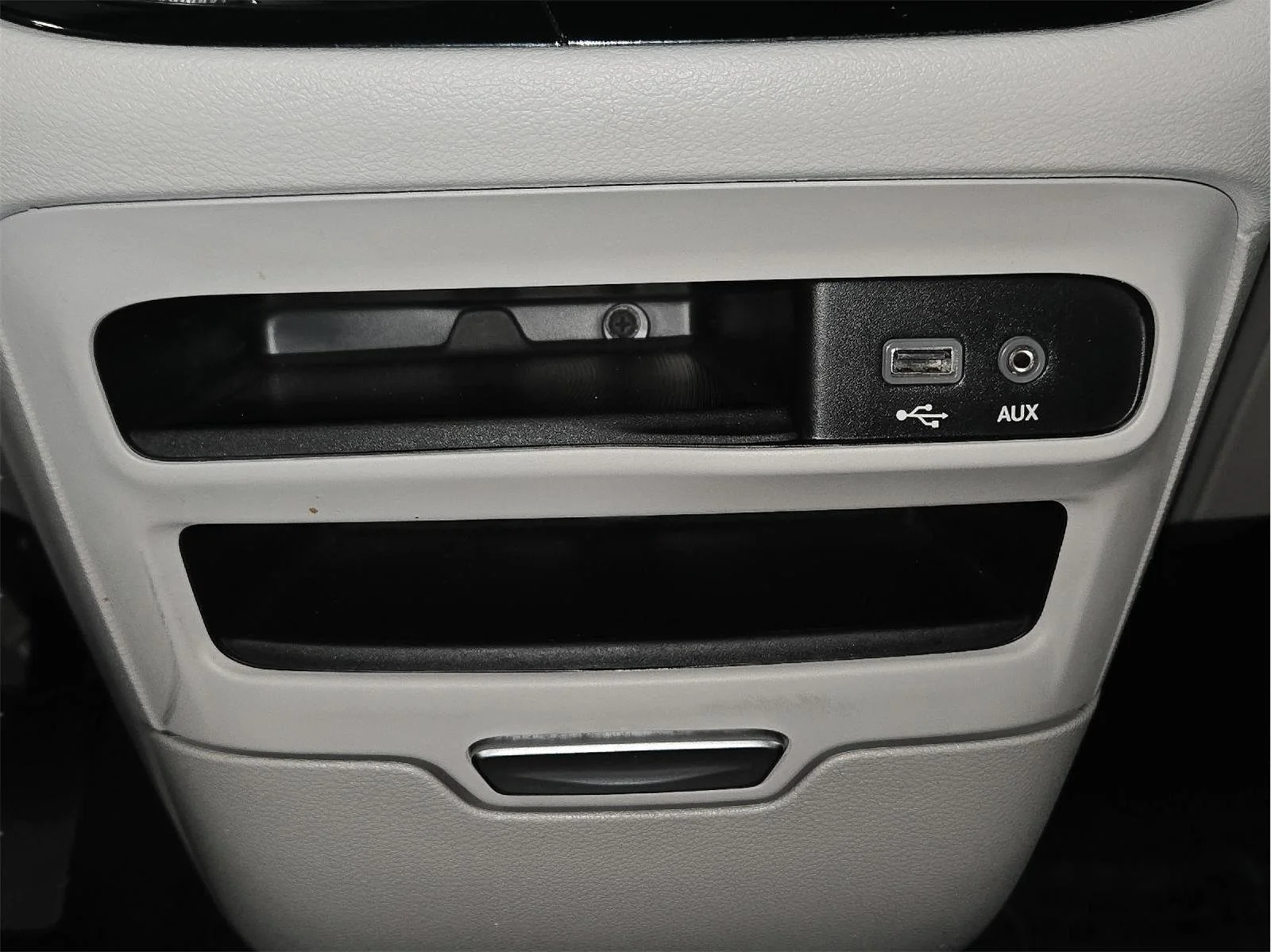 Used 2019 Granite Crystal Metallic Clearcoat Chrysler L image 22
