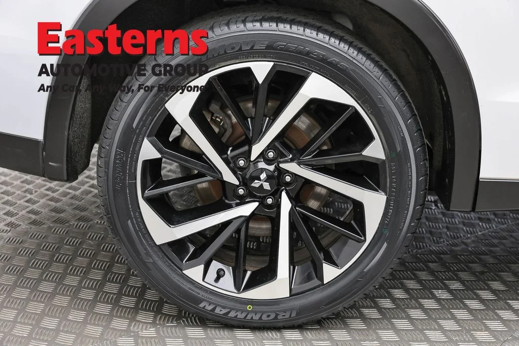 Used 2024 White Mitsubishi SE image 30