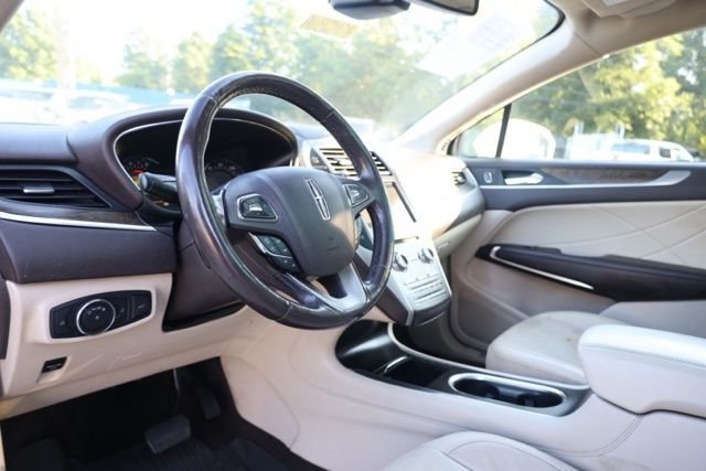 Used 2019 White Platinum Clearcoat Metallic Lincoln Reserve image 18
