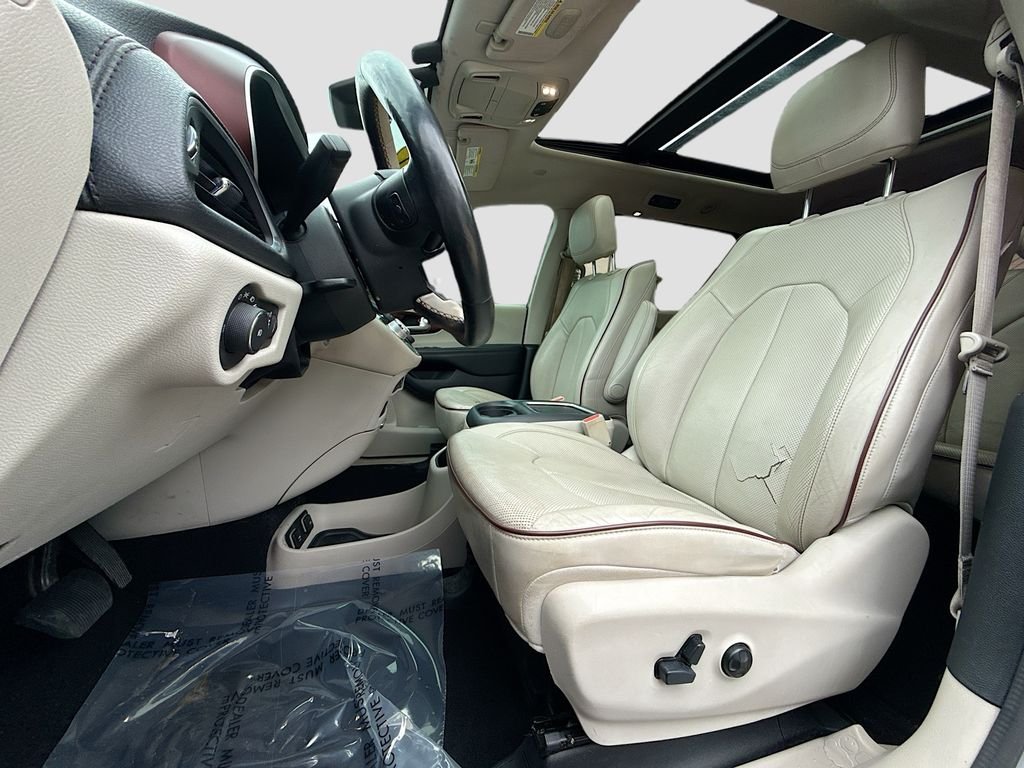 Used 2017 Billet Silver Metallic Clearcoat Chrysler Limited image 21
