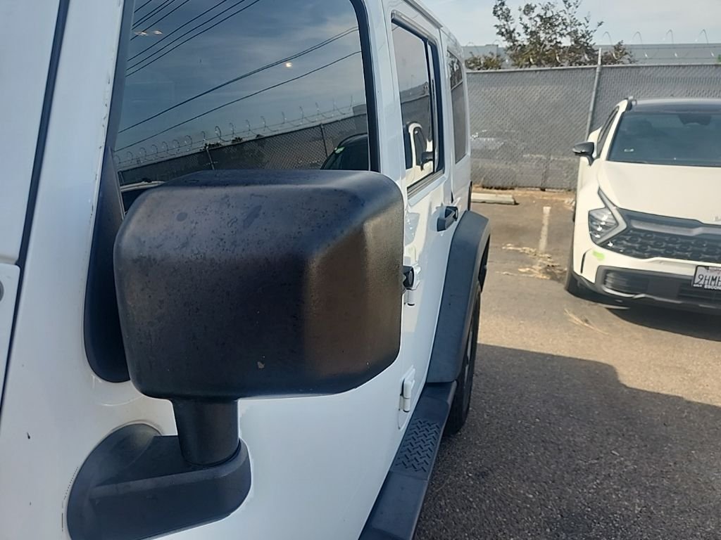 Used 2015 White Jeep Unlimited Rubicon image 7