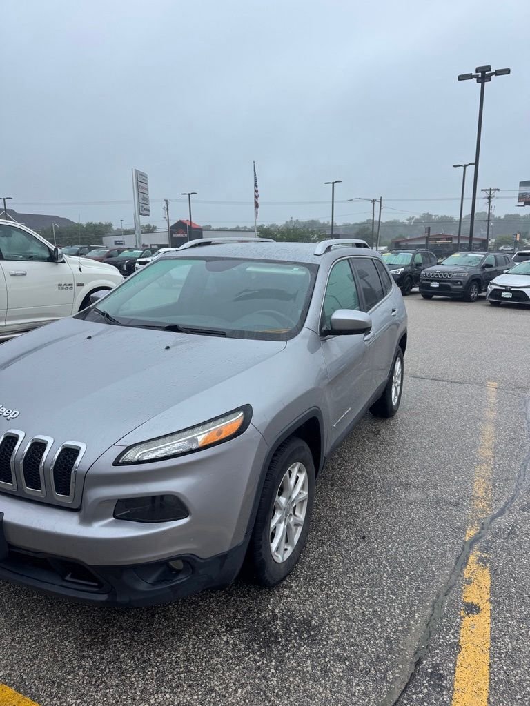 Used 2016 Silver Jeep Latitude image 7