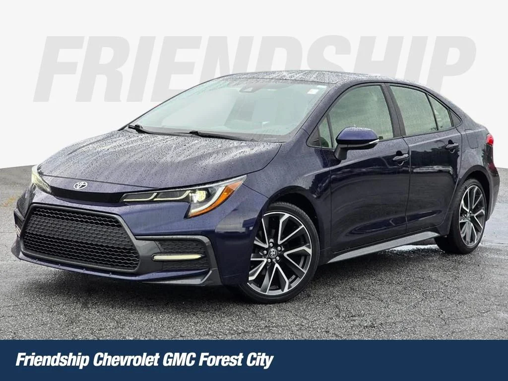 Used 2020  Toyota SE image 1