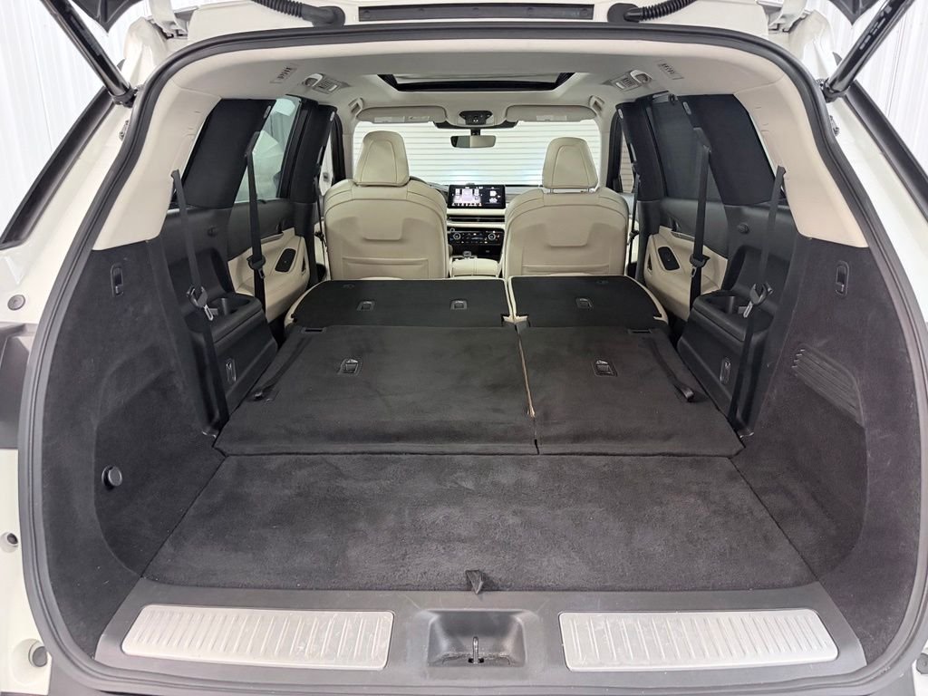 Used 2023 White INFINITI LUXE image 39