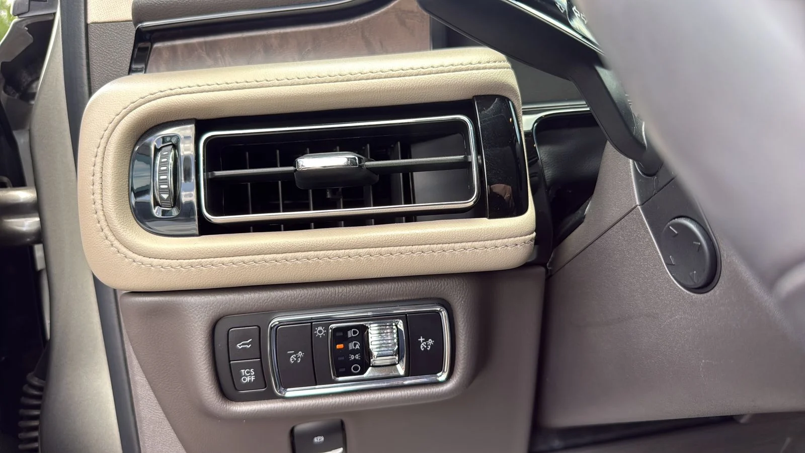 Used 2023 Beige Lincoln Reserve image 17