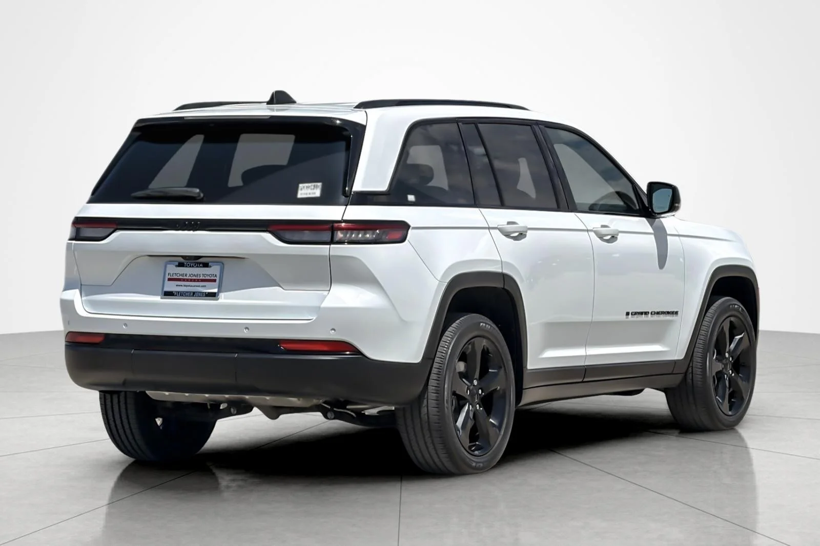 Used 2023 BRIGHT WHITE Jeep Altitude image 5