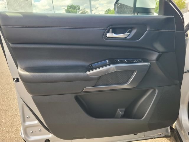 Used 2024 Silver Nissan SL image 18