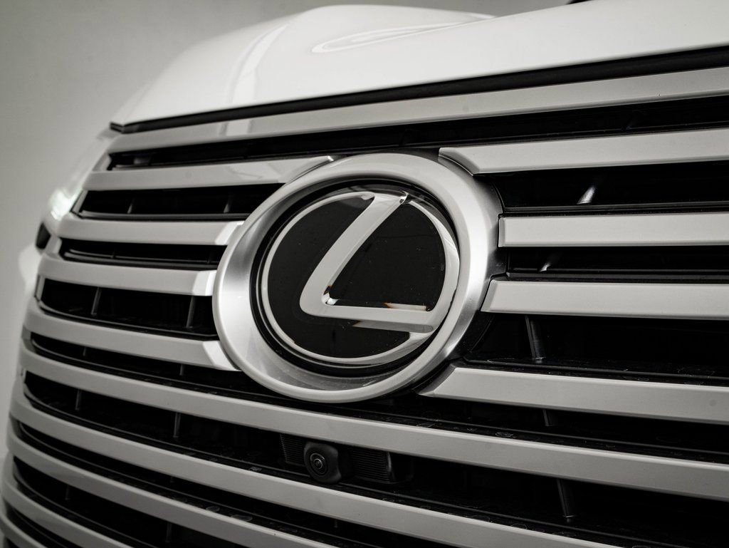 Used 2024 White Pearl Lexus 600 Premium image 3