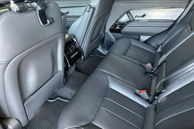 New 2026 Santorini Black Land Rover Dynamic SE image 11