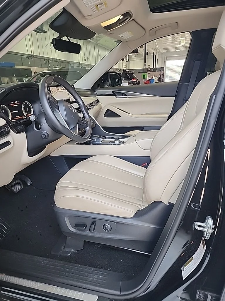Used 2023 Black INFINITI LUXE image 7
