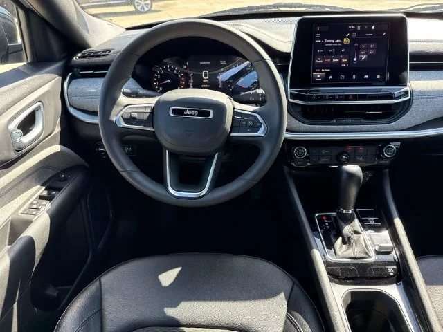 Used 2025 White Jeep Latitude image 27