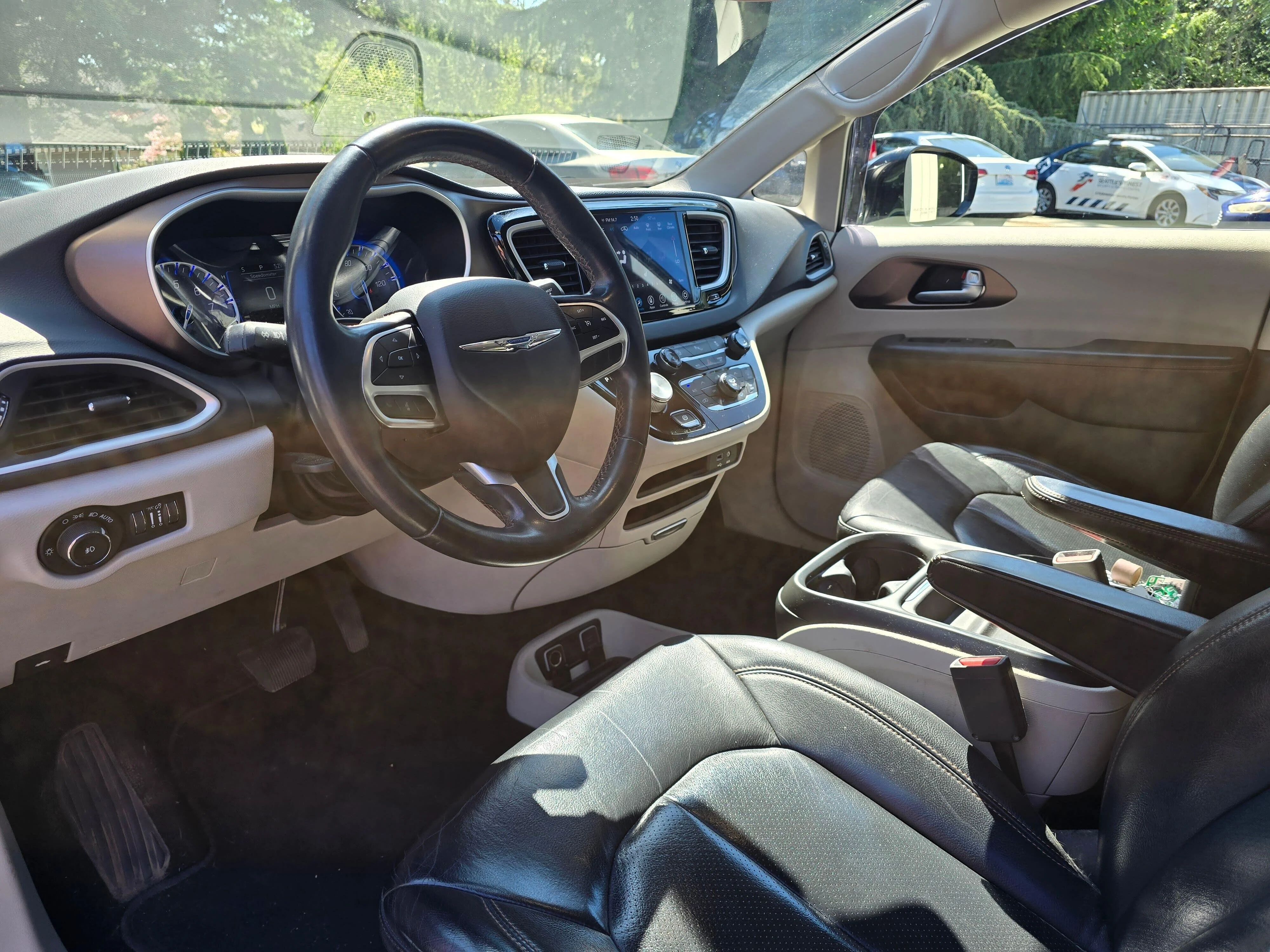 Used 2018 Brilliant Black Crystal Pearlcoat Chrysler Touring L image 12