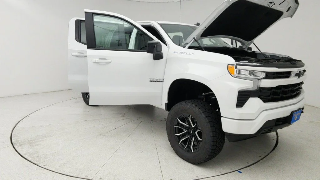 New 2026 Summit White Chevrolet RST image 9