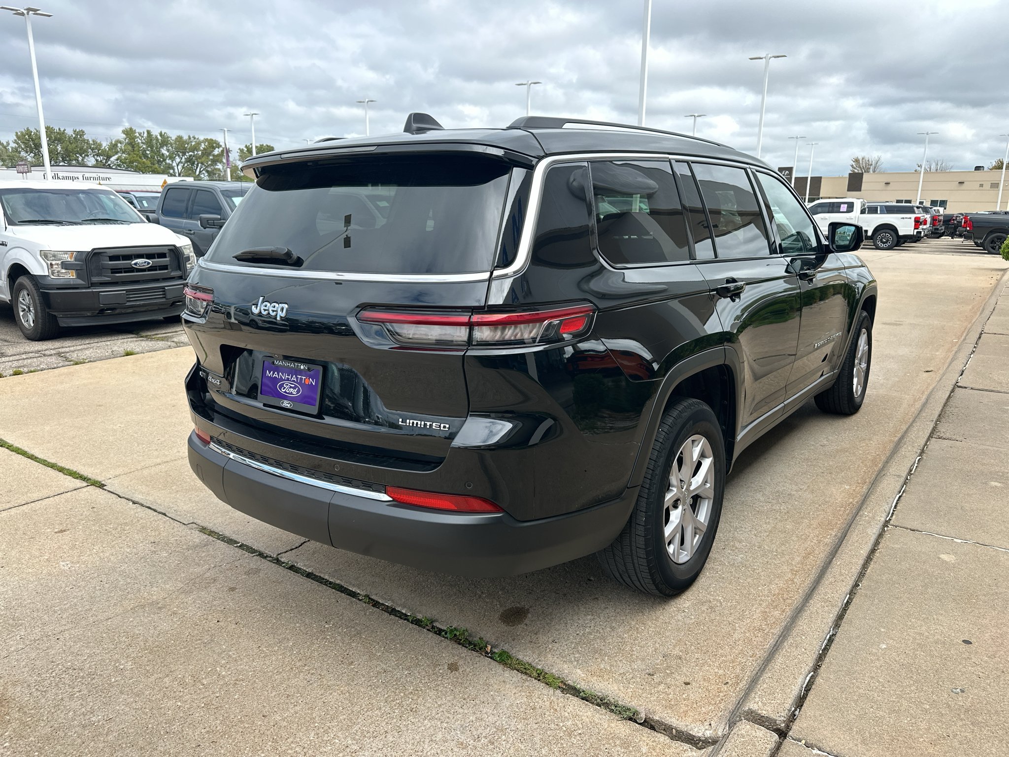 Used 2022 Diamond Black Crystal Pearlcoat Jeep Limited image 10
