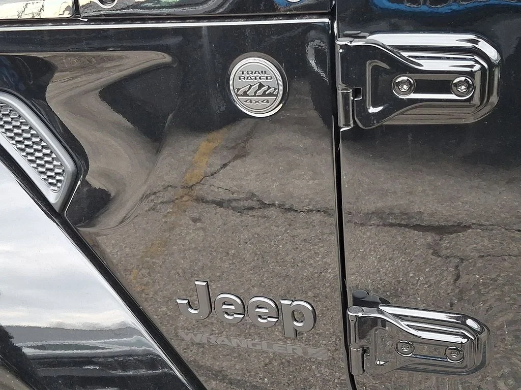 New 2026 Black Clear-Coat Exterior Paint Jeep Sahara image 16