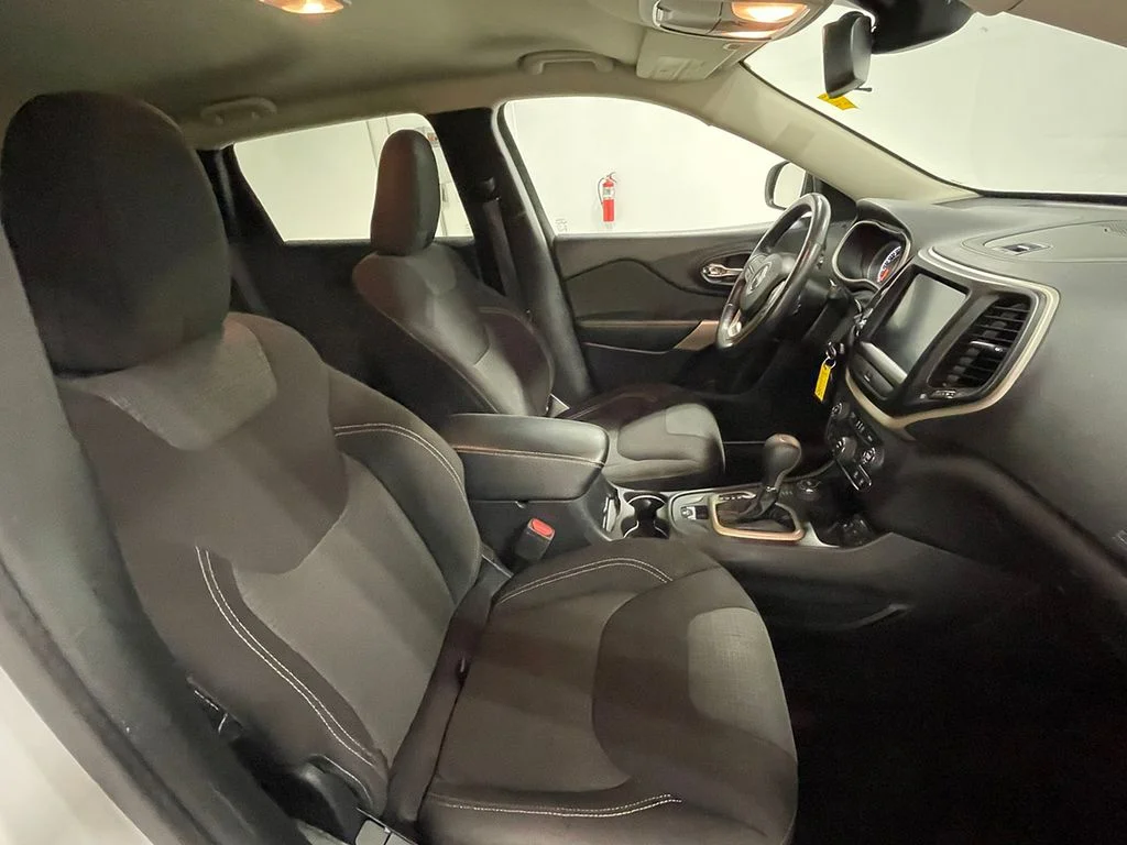 Used 2017 White Jeep Latitude image 24