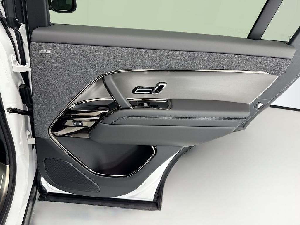 New 2026 Ostuni Pearl White Land Rover SE image 27