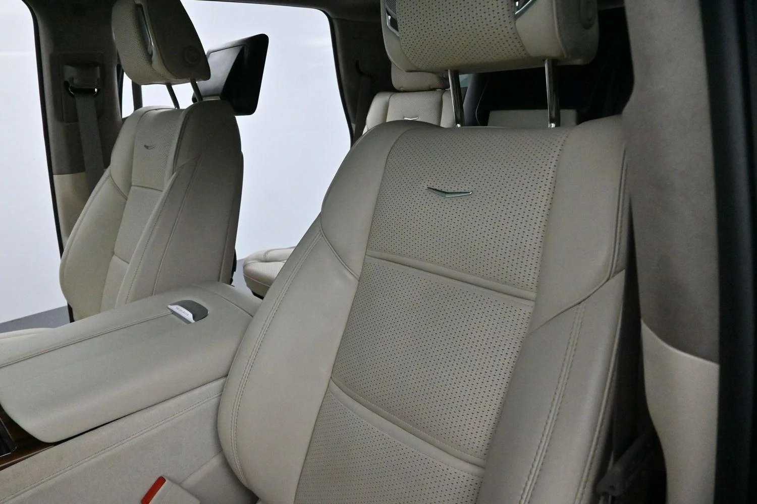 Used 2024 Crystal White Tricoat Cadillac Sport Platinum image 17