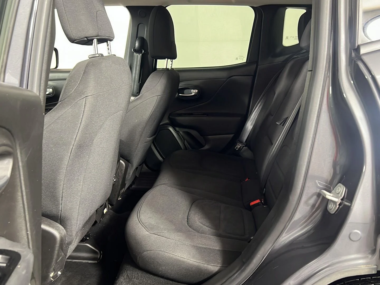Used 2022 Graphite Gray Jeep Latitude image 23