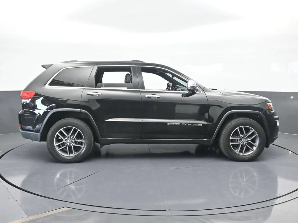 Used 2017 Diamond Black Crystal Pearlcoat Jeep Limited image 7