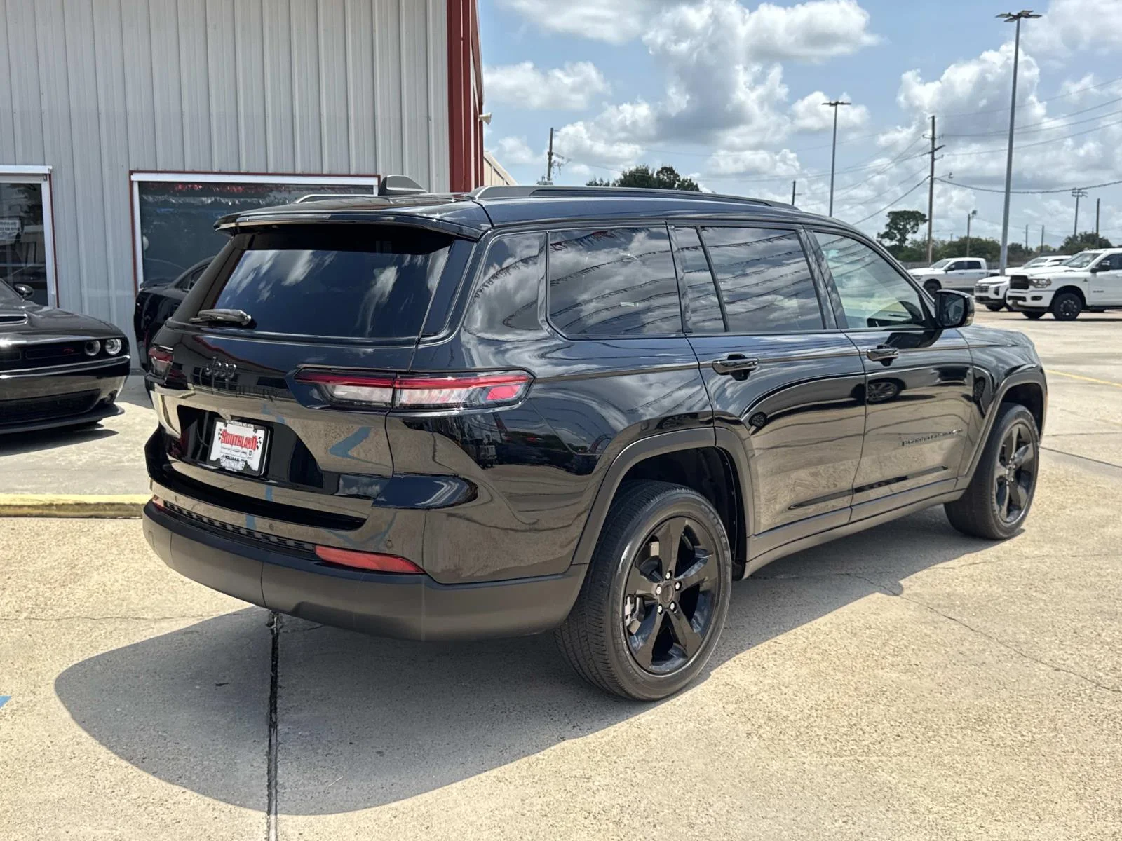 Used 2023 Diamond Black Crystal Pearlcoat Jeep Altitude image 7