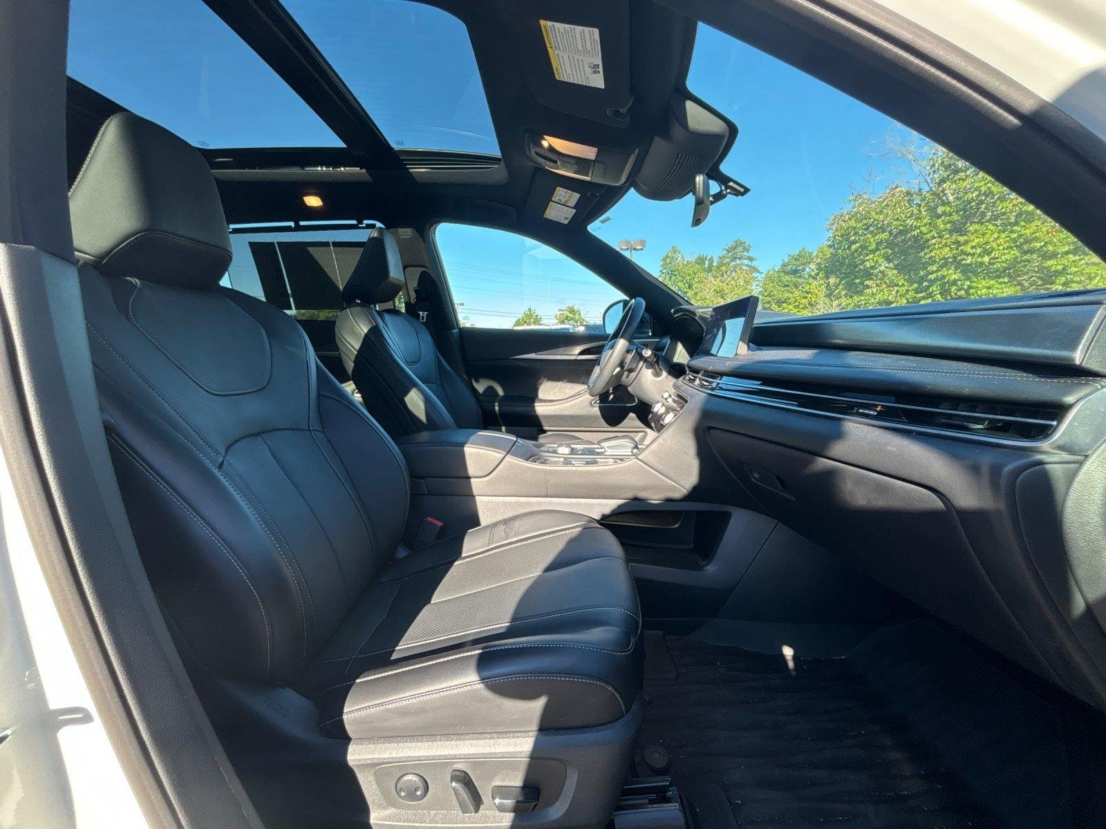 Used 2025 Majestic White INFINITI LUXE image 41