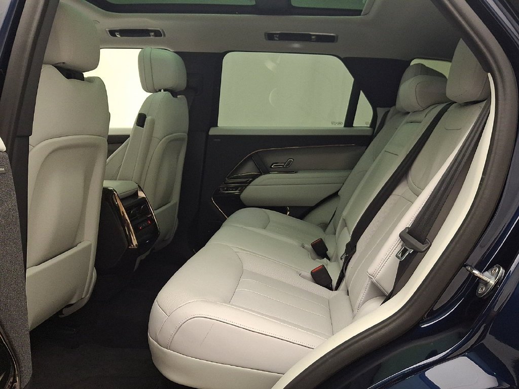 Used 2023  Land Rover SE image 10