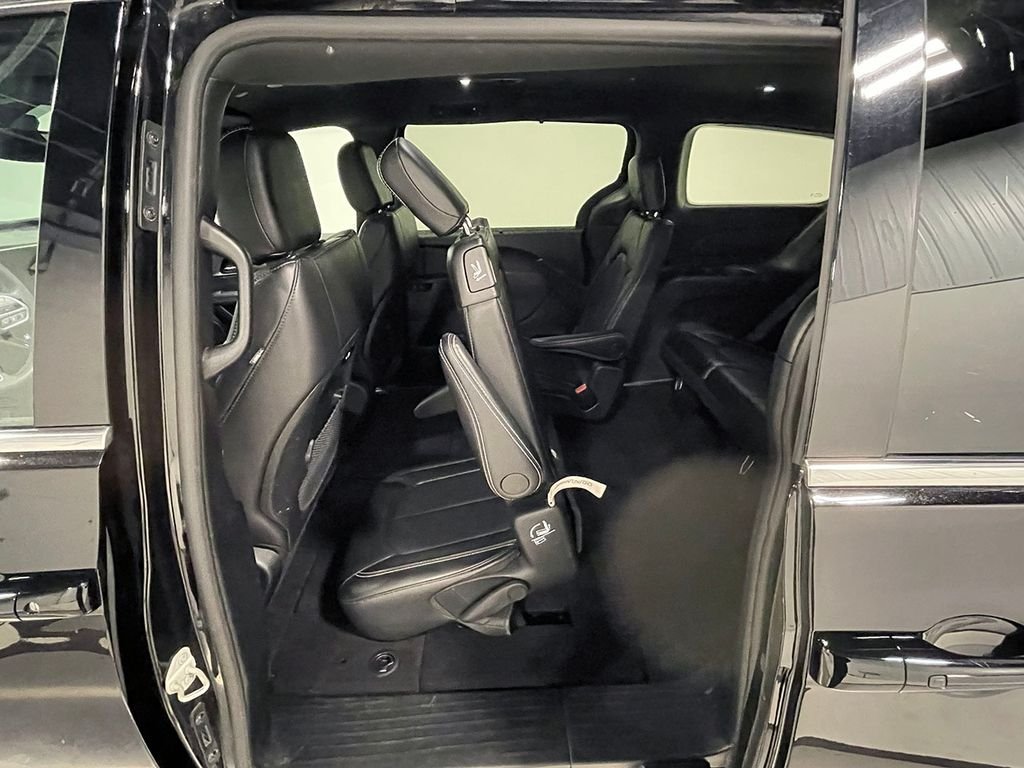 Used 2025 Black Chrysler Select image 20